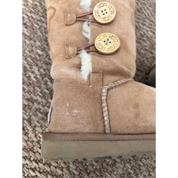 UGG boots with buttons - Picture 5 of 10